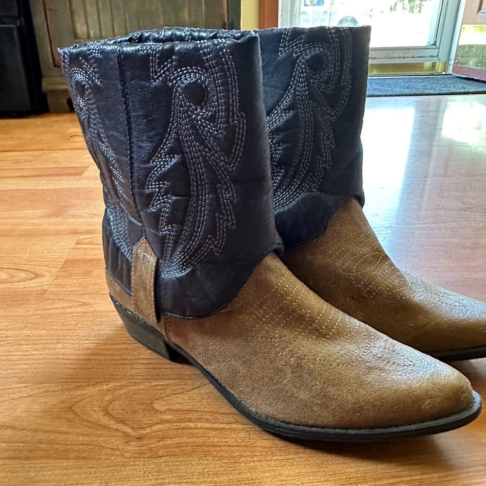 BLUE AND TAN FOLDOVER COWBOY BOOTS Coconuts by Matisse. Size 8.5